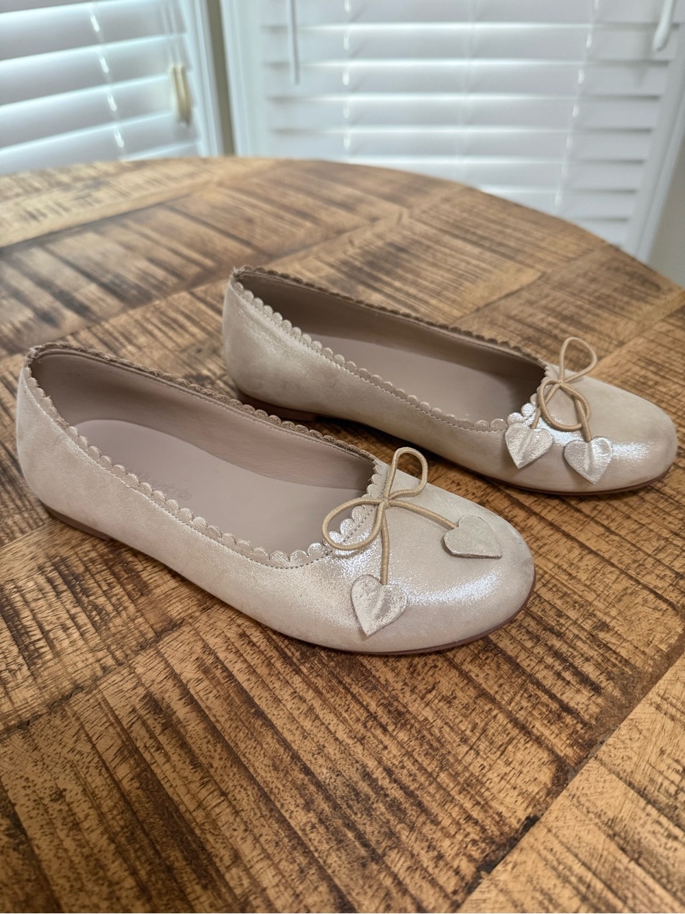 Soft beige/light gold Elephantito girls size 1.5 Suede Scalloped Ballet Flats
